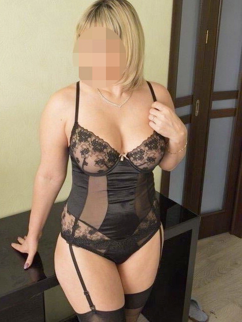 Femme mature en lingerie noire