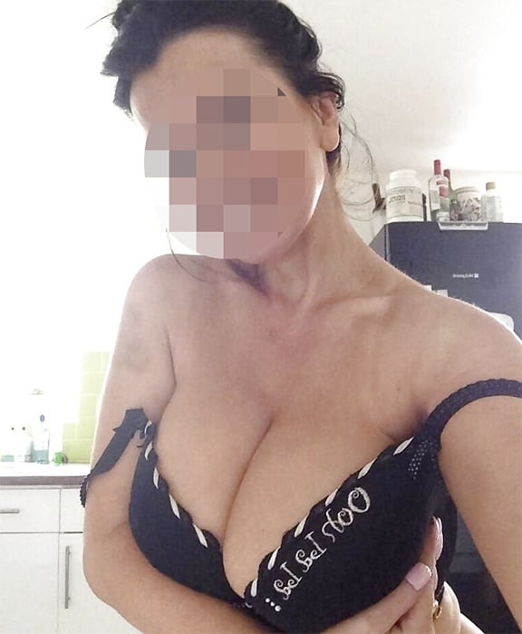 Cougar à gros seins en haut noir