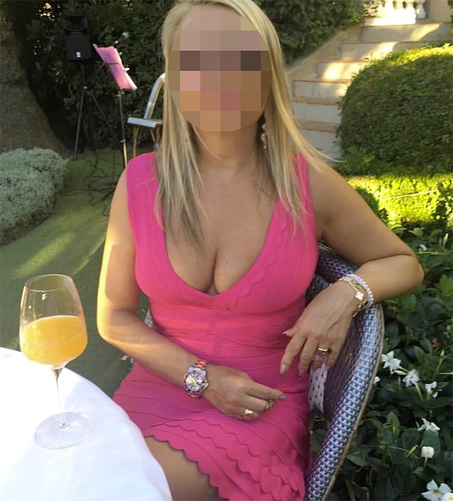 Plan cul femme mature coquine avec une robe rose